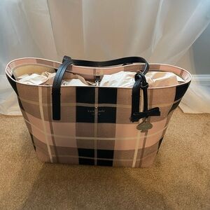 Lovely Kate Spade purse WITH the matching wallet. Excellent condition. LGE sz.